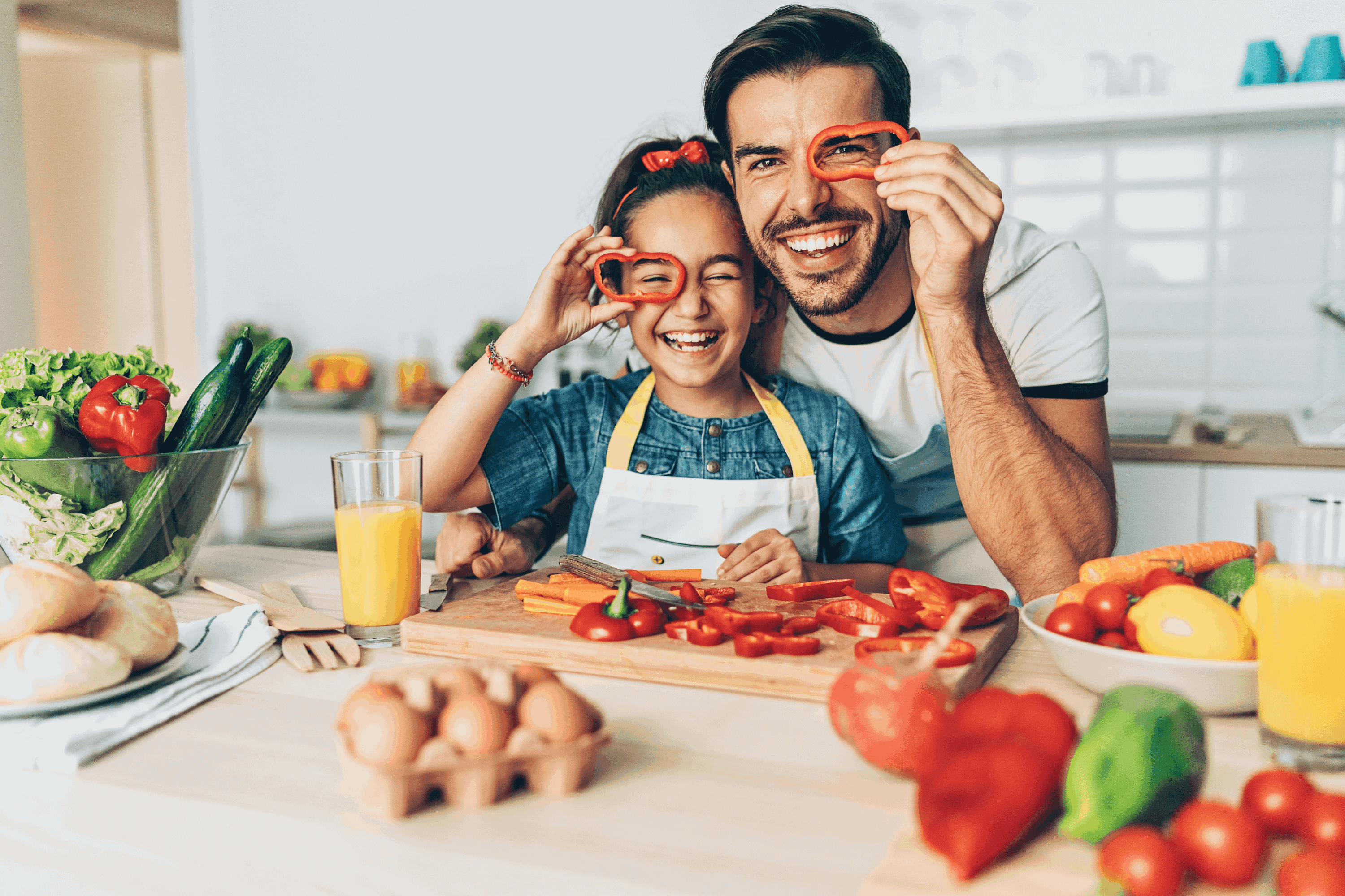 Un père et sa fille qui cuisinent ensemble