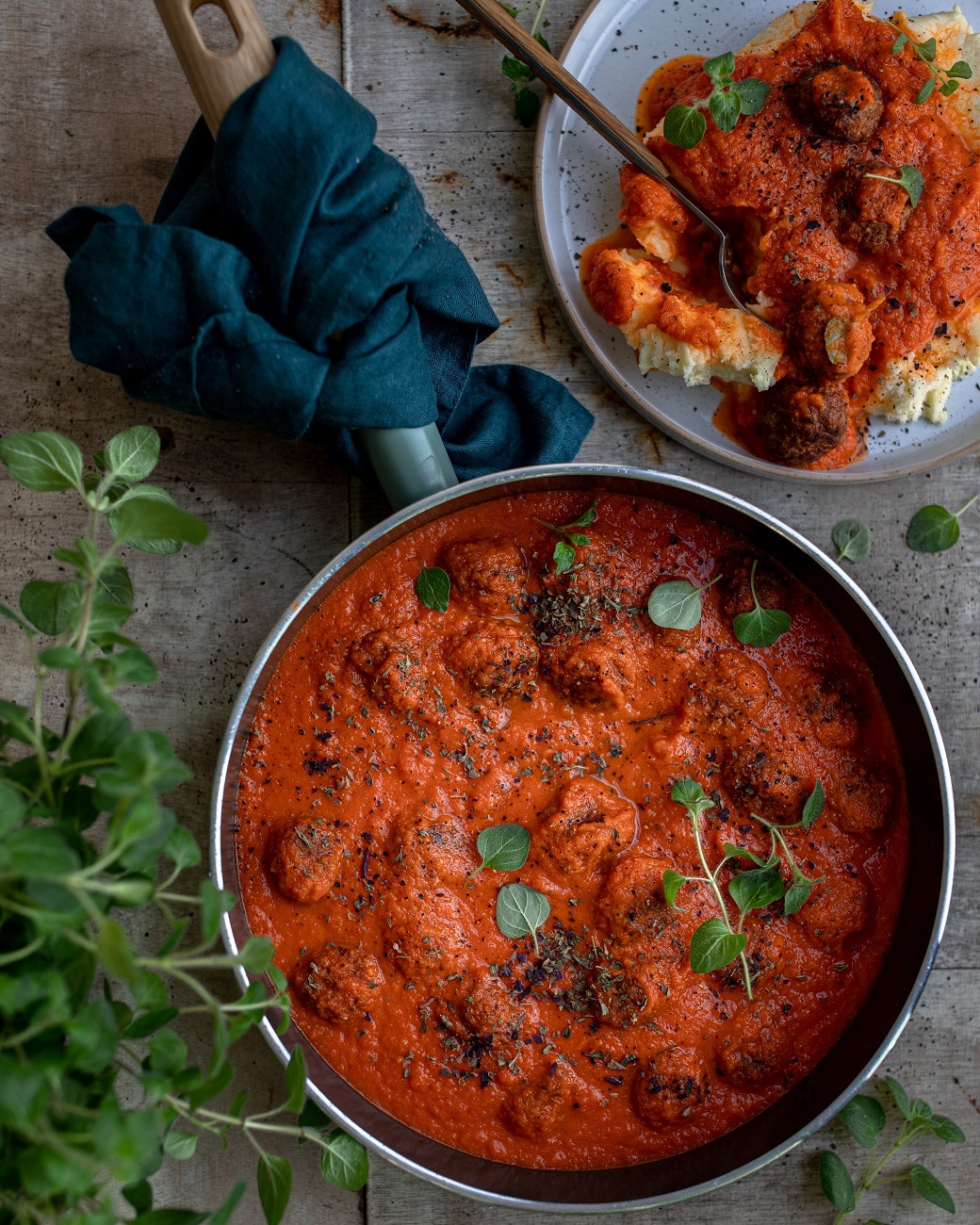 BOULETTES À LA SAUCE TOMATE ET PURÉE