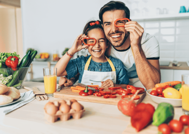 Un père et sa fille qui cuisinent ensemble