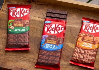 Trois nouvelles tablettes KITKAT sur un plateau