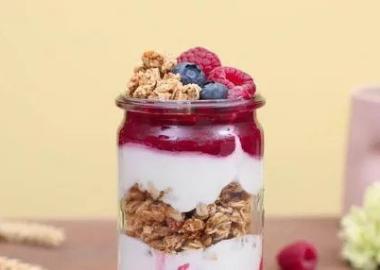 Parfait au yaourt et smoothie Granola Fitness